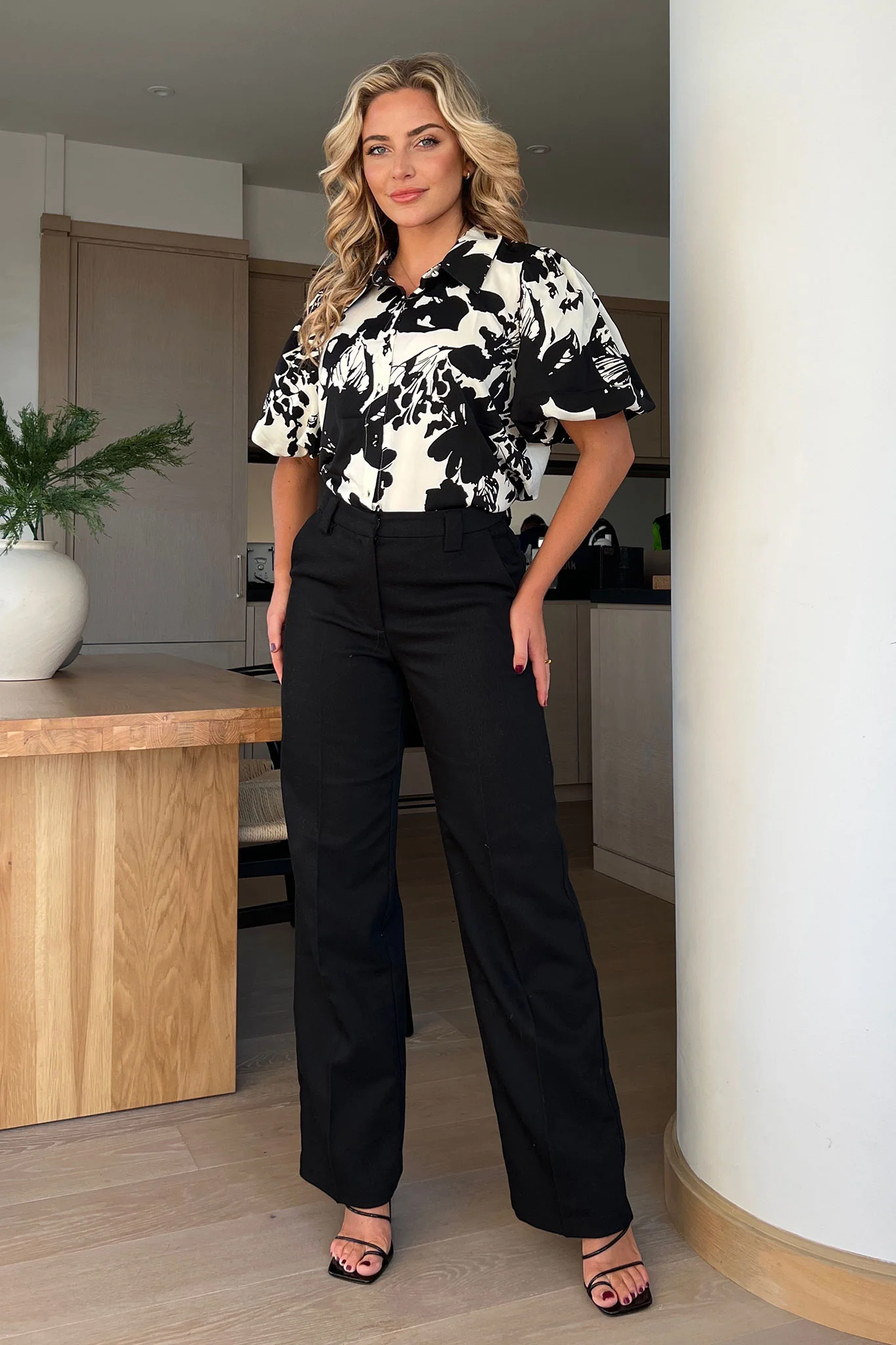 Ashley Monochrome Floral Puff Sleeve Shirt - Image 4