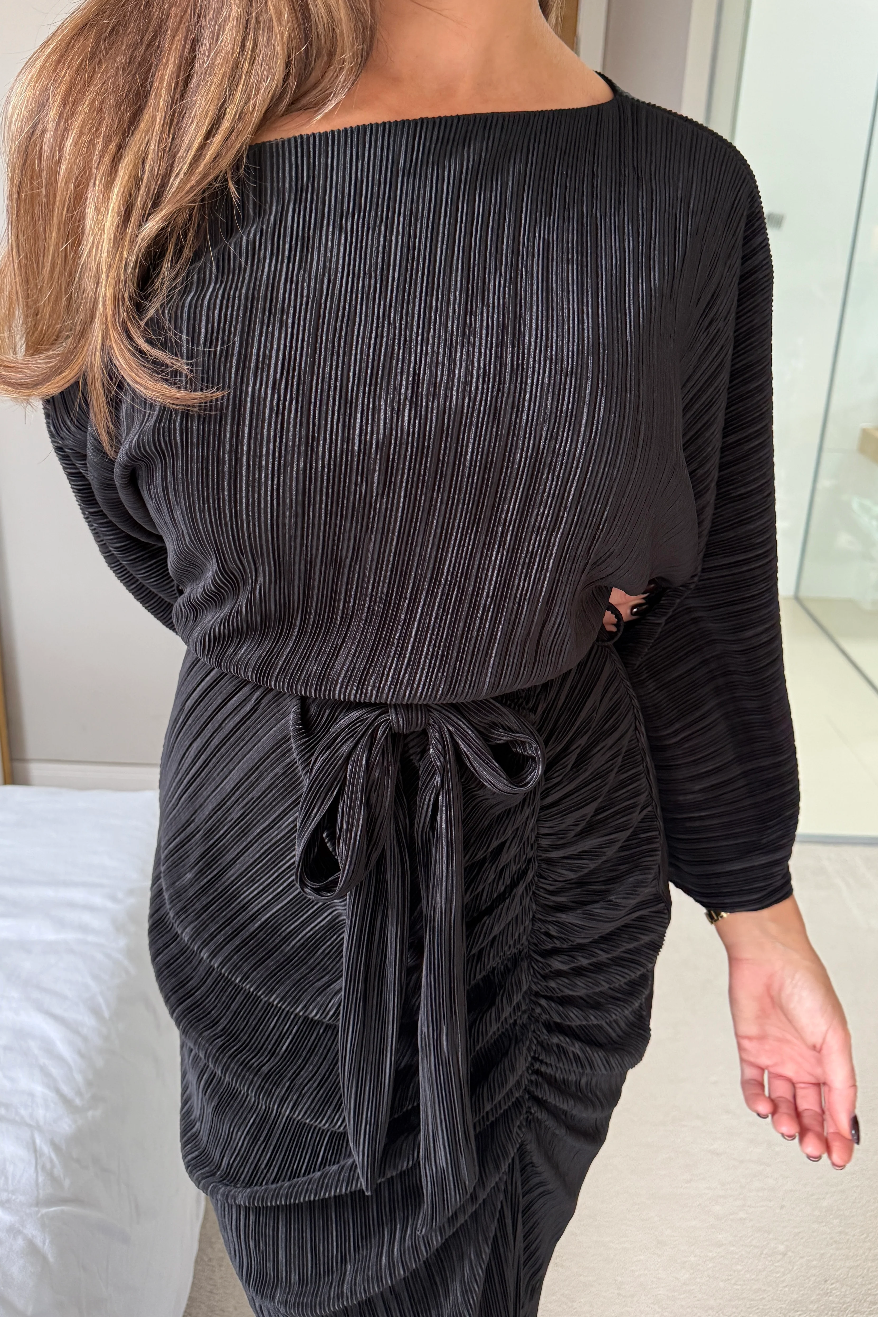 Vendy Off The Shoulder Ruched Detail Midi Dress Black - Image 2